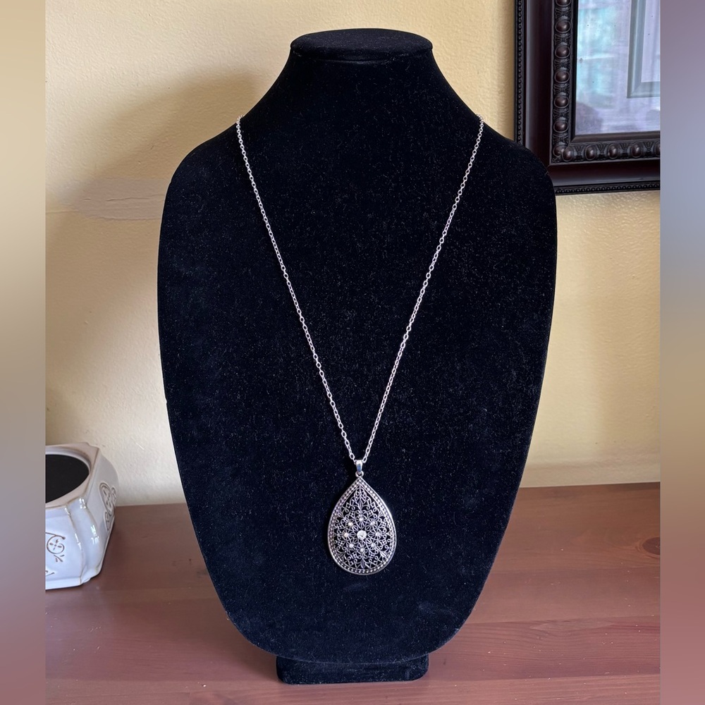 Elegant Silver Teardrop Pendant Necklace